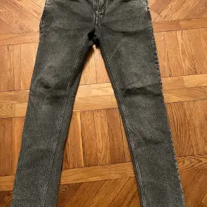 Nya Acne Studios jeans Storlek 34/32 men slim modell! Passar även 33-32 i midja Nypris 2900:- Finns på Skanstull elr posten 