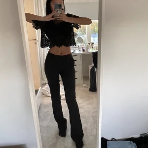 Lågmidjade kostymbyxor  - HELT OANVÄNDA! Prislapp kvar!🙌🏼 Svarta lågmidajde kostymbyxor från Neo Noir! Köpte två av samma storlek så säljer nu det ena paret.   Orginalpris: 699kr 