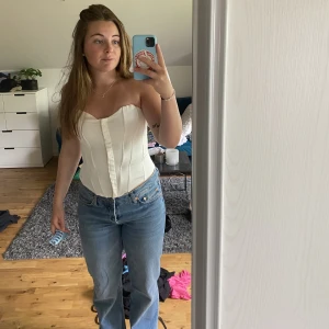 Korsett topp  - Vit korsett topp med knäppe framtill. Från Zara i storlek M💛