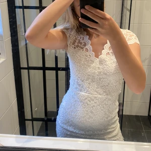 Klänning - sötaste klänningen som passar perfekt nu till studenten, skolavslutningen eller allmänt i sommar 🌟🌟passar xs-m / 34-36 