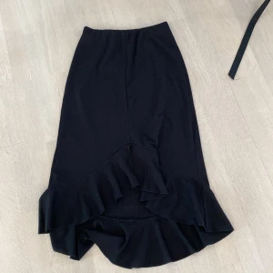 Kjol - Lång kjol men lite volang på slutet. 