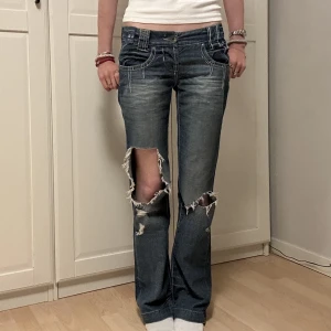 Lågmidjade jeans - Lågmidjade jeans ifrån River Island i storlek 32. Är 167cm och brukar ha xs och jeansen passar bra på mig💋
