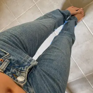 säljer dessa jätte fina jeans för har andra som jag gillar mer 💗 skit snygga sitter perfekt i strl 34 från zara! 