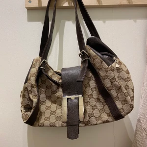 handväska - fet, beige, snygg och rymlig handväska 👜 Väldigt bra skick även om tidigare köpt på humana 🌸 Skriv för mer bilder 