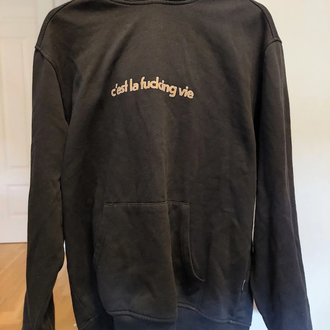 Svart hoodie