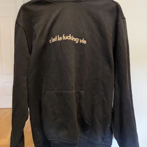 Svart hoodie - svart hoodie från carlings