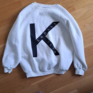 Kendall + Kylie tröja - Vit oversized tröja i väldigt bra skick. Endasr använd en gång.