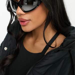 Svarta visor solglasögon i omlottdesign från Asos Design. Aldrig använda. Slutsålda online