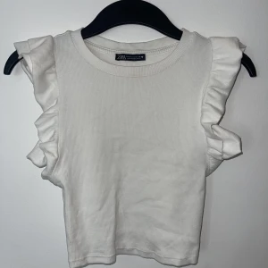 Zaratopp - Topp från zara i storlek s, nästan aldrig använd och i fint skick🥰