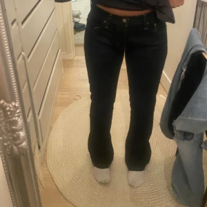 Levis jeans - Säljer även dessa levis jeans! Samma som förra modellen men mycket svårare att fota så tog med en bild på de andra paret så man ser tydligare hur de sitter. Storlek 30/32 men passar 36-40