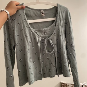 2 - set  - Sött och petit 🤍✨ Jag säljer sättet tillsammans och man kan justera bandet🎀