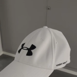 Under armour keps - Mycket fin keps från under armour i storlek M-L, skick är 10/10. Om du vill ha flera bilder eller du har frågor du kan skriva till mig 🤗💛