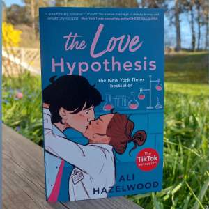 The love hypothesis av Ali Hazelwood med matt omslag, en gullig romance med professor x student relation. Helt ny och aldrig läst. Köpt för: 169 kr