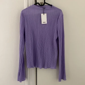 Lila topp - Jätte fin topp från Bikbok som är helt oanvänd därav jätte bra skick, prislapp finns kvar. Glömde bort att returnera 🤗