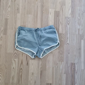 Jeansshorts - Korta jeansshorts med fickor framtill. 