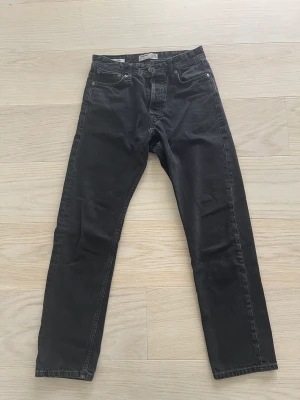Jack & Jones jeans svart - Jeans mörkt grå från Jack & Jones i kanon skick , storlek 27/30 Köparen betalar frakt 