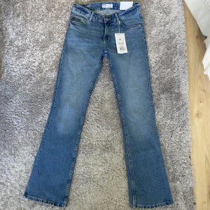 Low Waisted jeans - Säljer dessa fina low waisted jeansen från bershka då de aldrig kommit till användning. Prislappen är kvar😊