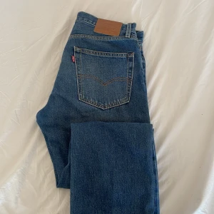 Levis jeans - Levis 551z  32/34 Tvär sexiga men har blivit fett smal så dom passar inte tyvärr 