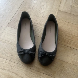 Ballerinaskor 🥿 🩰  - Jättesöta ballerina skor 🥿 🩰 perfekta till sommaren 💗💗 de är mörkgröna!