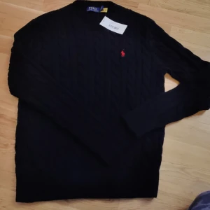 Polo Ralph Lauren. - Polo Ralph Lauren i storlek *S.   Nypris 1795;- Passar inte mig, har storlek L och tappat bort kvitto.   