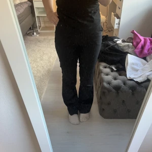 Kostymbyxor  - Säljer nu mina kostymbyxor från bikbok eftersom dom inte kommer till användning, fint skick💕Använd gärna köp nu🫶🏻hör av er om ni har några mer frågor🙏🏻nypriset är 400