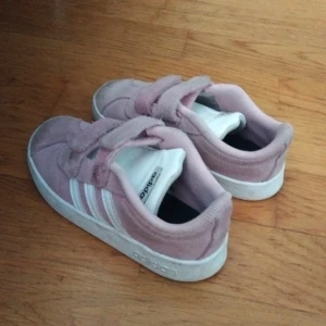 Rosa barn skor - Rosa barn skor. Bra skick , inte sönder. Är bara lite smutsigs där framme, men kan tas bort med lite skrubbning.