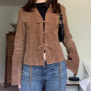 Brun mockajacka - Jacka i mocka med utsvängda ärmar och massa banddetaljer, vintage Only! Helt otrolig men kommer tyvärr inte till användning hos mig ❤️‍🔥