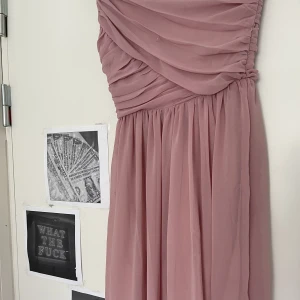 Balklänning - Jag säljer denna balklänningen i storlek M. Klänningen är ganska liten så jag skulle nog säga att den är S/M i storlek. 