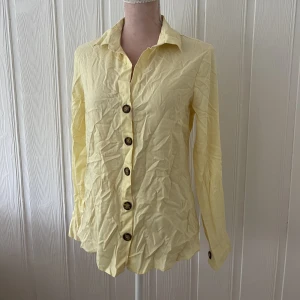 Skjorta - Gul skjorta i skönt & mjukt material. Aldrig använd, bra skick med andra ord. Fin till sommaren! 