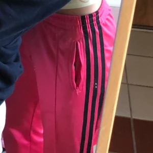 Adidas trackpants - Säljer nu mina unika adidasbyxor. Köpta vintage och sparsamt använda 💞💞