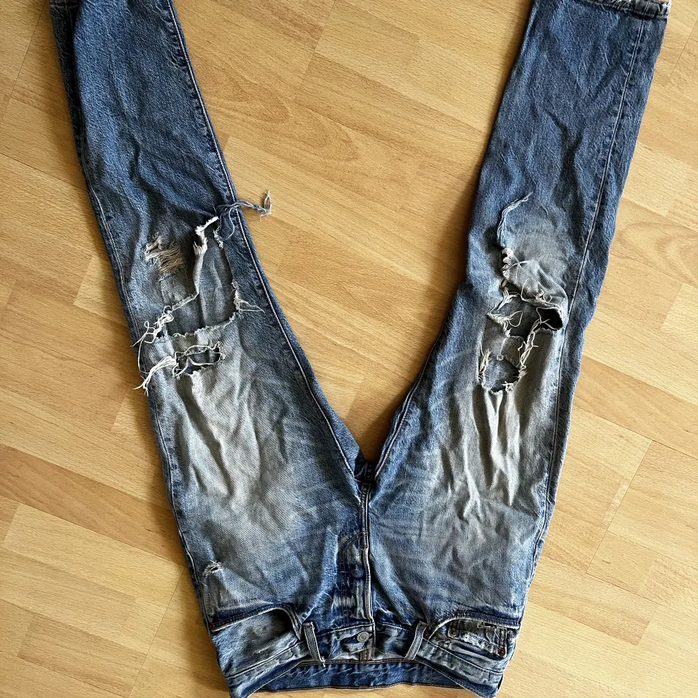 Levis Jeans i storlek ca. W28 och passar i längden på dig som är rum 160-165cm lång. Mått kan efterfrågas.. Jeans & Byxor.