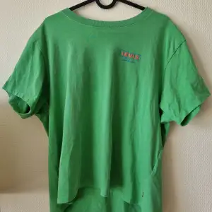 Oversized Tshirt från Levis. Använd 1 gång så är som ny. Väldigt skönt material. Köptes för 400kr. Skicka pm för frågor😊 