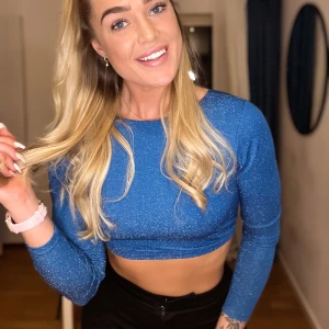 Glittrig topp med öppen rygg  - Glittrig Croptop med öppen rygg. Använd 1 gång.