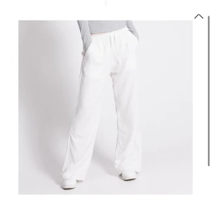 Linnebyxor - Säljer mina linnebyxor från lager 157, för att de inte kommit till användning därför att jag tycker att de är lite för stora för mig, jag brukar bära S💕 Skriv privat för fler bilder. 