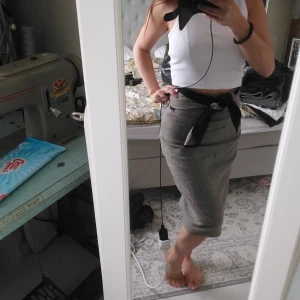 Kjol från zara - Snygg elegant kjol från zara som man kan knyta framtill . 