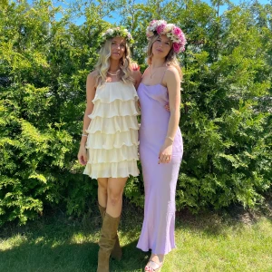 Klänning - Säljer min midsommar klänning från förra året köpt på & other stories i strl 38, den är endast använd en gång så i superfint skick ❤️