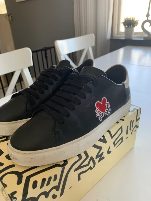 Axel arigato  - Fina Axel arigato skor som jag bara använt fåtal gånger☺️storlek 39 men passar 40. Kan gå ner lite i pris vid snabb affär