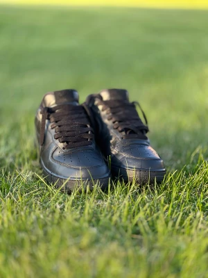 Air force 1 black - Säljer ett par sköna air force i kanon skick!  storlek 40,5 Nypris ligger runt 1100kr Passar perfekt till sommaren, hör av dig vid frågor! Tveka inte