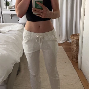 Linnebyxor - Vita linnebyxor som bara är använda några få gånger, lite genomskinliga men i väldigt bra skick, köparen står för frakt