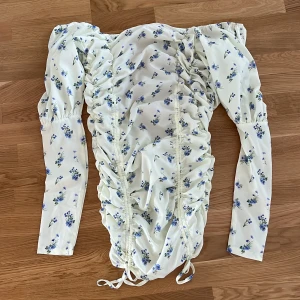 Klänning  - Säljer min sommarklänning som aldrig är använd för att den va för lite för mig. Storlek finns på bild 