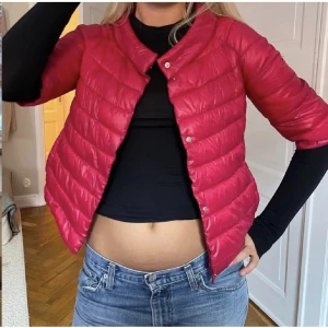 Trekvartsärmad jacka - Jag säljer denna jättefina trekvartsärmade jacka som jag köpte här på Plick. Perfekt inför sommaren och våren❤️(bilden är lånad)