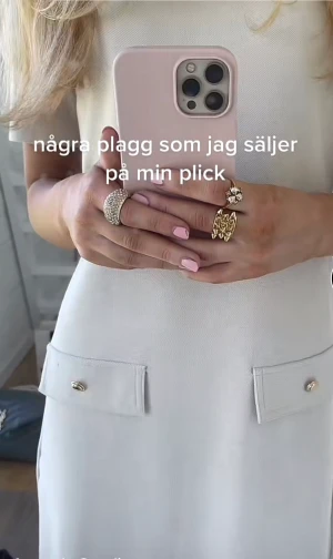 Klänning - Säljer min jätte snygga klänning ifrån zara i storlek s men passar även xs-m😍🥰Använd vid ett tillfälle❤️‍🔥Den är även jätte enkel att styla då den är simpel men kan ändå användas vid fina tillfällen😍😘Köpte för 299 kr men säljer för 154 med frakt😘😘