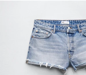 Jeansshorts  - Säljer mina jätte snygga mid rise jeansshorts ifrån zara i storlek 34 pågrund av dålig användning😍🥰🥰Använd runt 5 gånger😍🥰Jätte enkla att styla och perfekta nu till sommarn🥰🥰