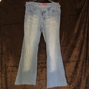 Bootcut jeans - Mid/ låg midjade byxor, lätta och sköna till sommaren. Ena fickan fattas, men jag tycker det bara ser coolt ut. Om ni vill så kan jag ni betala byxorna + frakten via swish så att frakten blir billigare ;)