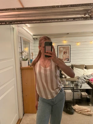 Linne - Randigt linne från acne. Fint skick sparsamt använd. 