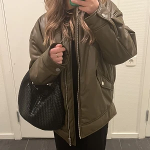 Oversize bomberjacka i skinn - Skit snygg bomberjacka i grönt skinn! Använd sparsamt så är som ny🌟