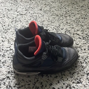 Jordan 4 WNTR ROYALE - Väldigt använda men går att fixa men jag orkar inte. 
