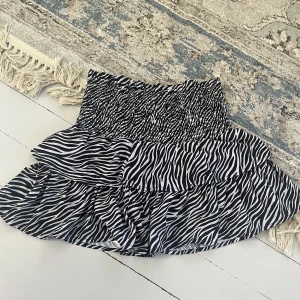 Kjol - Kjol från Gina Young, köpt förra sommaren men har aldrig kommit till användning🥰, köpt för 300kr, säljer för 190+frakt. Stolek 164, jag är en S och den sitter jötte bra på mig, den är väldigt töjbar så från Xs-S. 