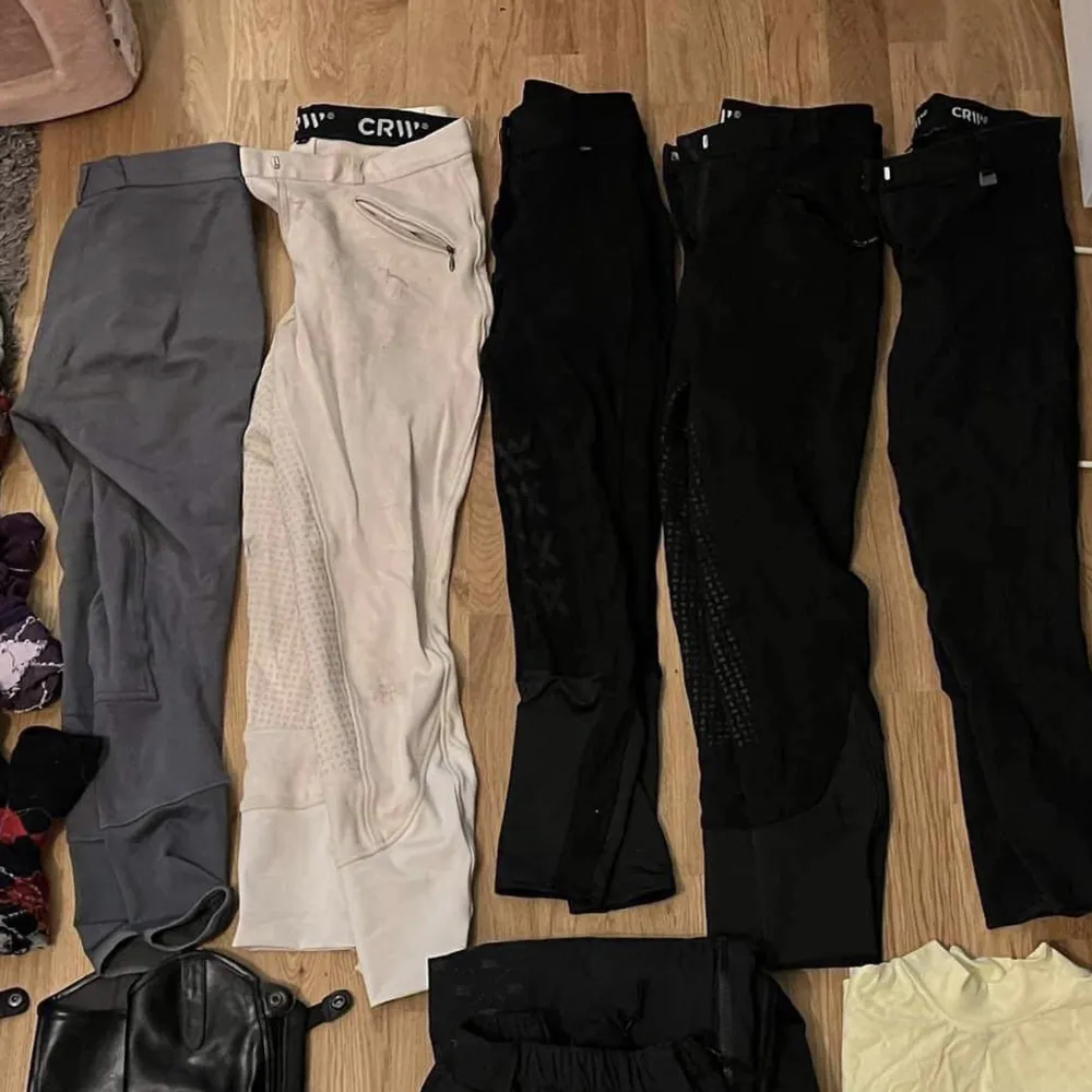 Hej! Försöker bli av med mina ridbyxor då jag har ett par jag trivs med. Dem är i fint skick och blandad storlekar med 38 och 44. Kan skickas mot frakt, säljer alla för 300 kr totalt.. Jeans & Byxor.