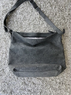 Väska - Snygg rymlig väska :)